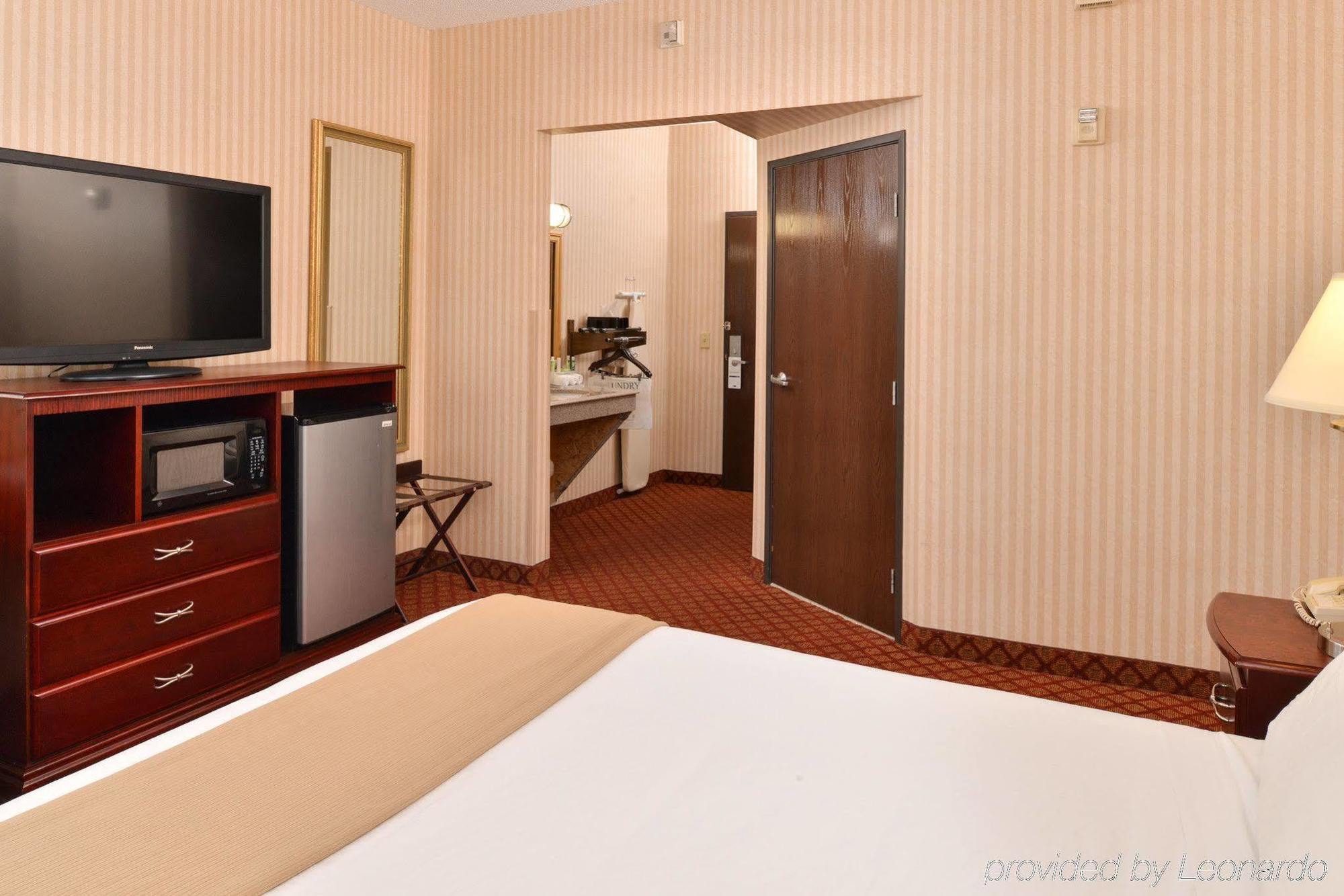 Holiday Inn Express Wixom By Ihg Exterior foto